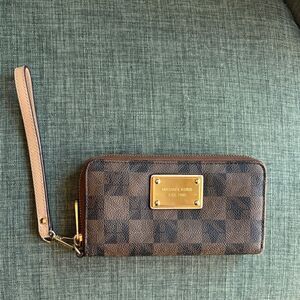 Michael Kors MK Signature Zip Around Wristlet Wallet Brown Patterned Wristlet!